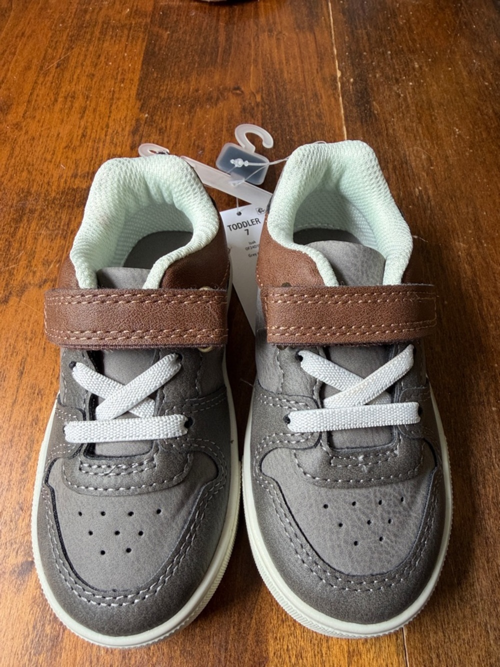 Oshkosh toddler tennis shoes never worn